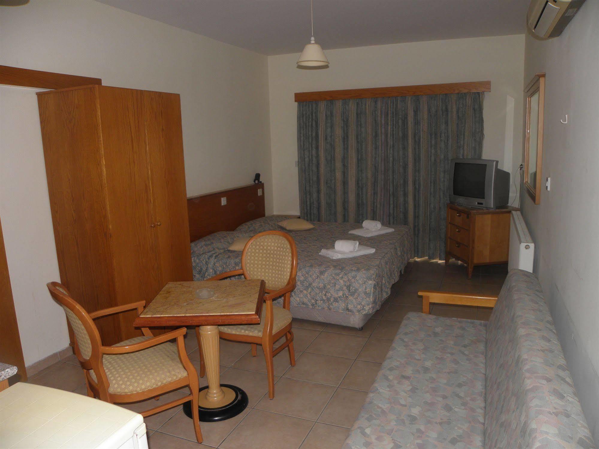 Valana Hotel Apartments Лимасол Екстериор снимка